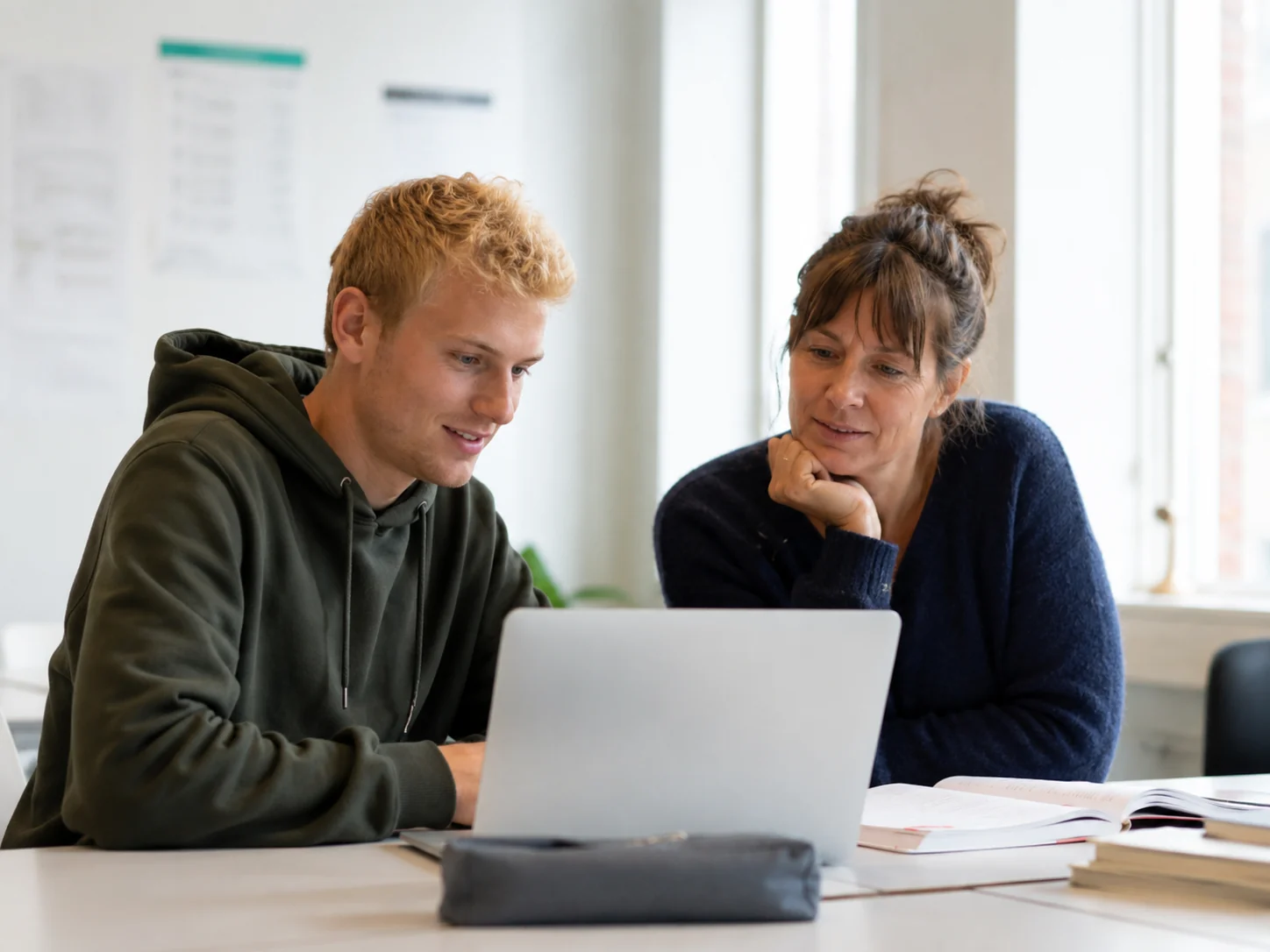 Studerende der arbejder sammen om en opgave
