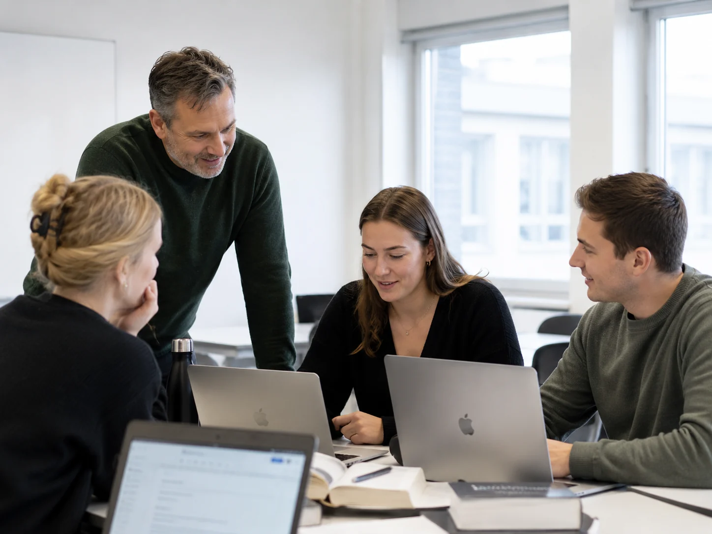 Studerende der bruger en digital læringsplatform sammen